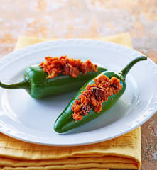 Chiles jalapeños rellenos de machaca de marlín