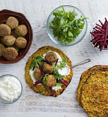 Zucchini tortillas with falafel