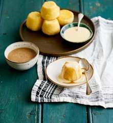 Bolos de baunilha e caramelo a vapor