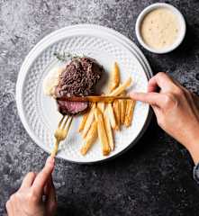 Sous-vide Rindersteak (rare) mit Sauce Béarnaise