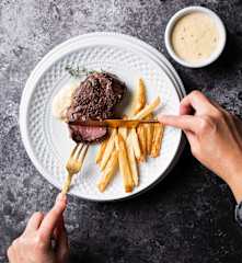 Sous-vide Rindersteak (rare) mit Sauce Béarnaise