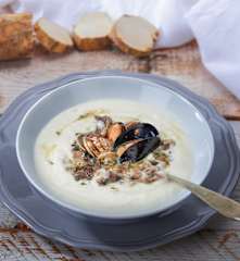 Zuppa bianca di frutti di mare al rafano e funghi