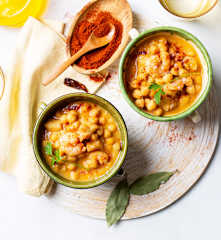 Guiso de garbanzos con sepia y langostinos