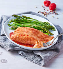 Salmón con salsa de frambuesa y espárragos