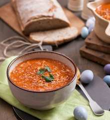 Wielkanocna zupa gulaszowa z białą kiełbasą