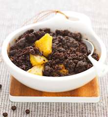 Crumble au cacao, pommes et ananas à la vanille