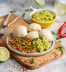 Bułeczki na parze z szarpanym kurczakiem i salsą z awokado