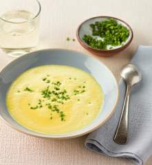 Selleriesuppe mit Kurkuma & RUPP Emmentaler