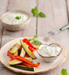 Tzatziki z tartych ogórków z miętą (TM5)