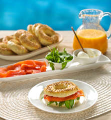 Bagels con salmón ahumado y rúcula