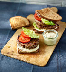 Cranberry-Burger mit Honig-Senf-Sauce