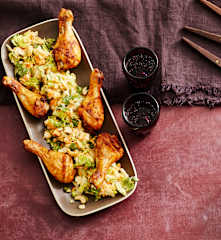 Asiatischer Weißkohl-Möhren-Salat mit Drumsticks