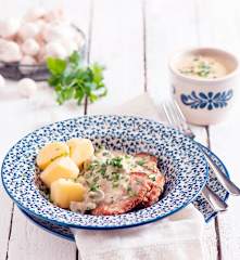 Eskalopki cielęce w sosie śmietanowym z pieczarkami