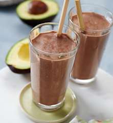 Schoko-Kaffee-Proteinshake mit Avocado
