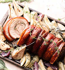 Porchetta rôtie avec poires et oignons