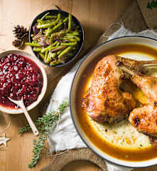 Pata de pavo al horno con judías verdes y salsa de arándanos