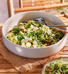 Zucchini-Salat mit Walnüssen und Feta