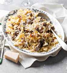 Pasta corta con beicon y champiñones