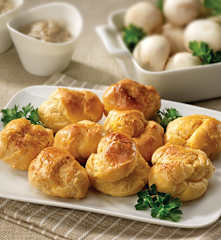 Bignè alla crema di funghi e speck