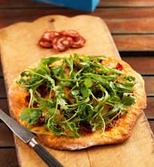 Piza de chouriço, mozarela e rúcula