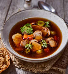 Klare Steinpilzsuppe