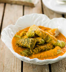 Salsichas enroladas em couve-lombarda