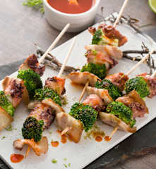 Brochetas de pulpo y brócoli con salsa kimchi al vacío