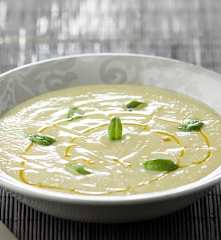 Creme de couve-flor e manjericão