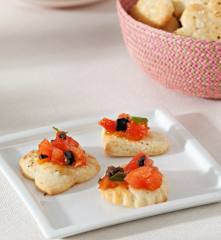 Galletas de queso y vinagreta de tomate