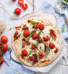 Pizza bianca z długodojrzewającą szynką i pomidorkami
