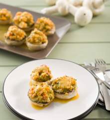 Champiñones rellenos de verdura y gambas para dos