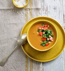 Sopa de tomate com grão, lentilhas e coentros