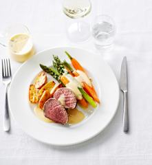 Kalbsmedaillons mit Sauce Béarnaise und Fingermöhren