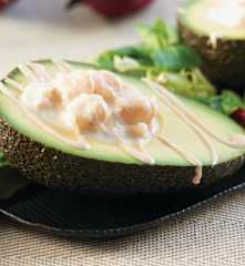 Abacates recheados com camarão e molho cocktail