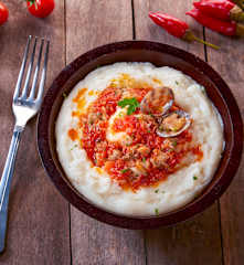 Polenta bianca morbida con sugo alle vongole