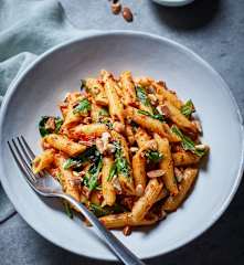 Nudeln mit Orangenpesto und Rucola