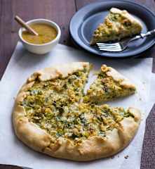 Galette de cebolletas y queso con mayonesa de tofu