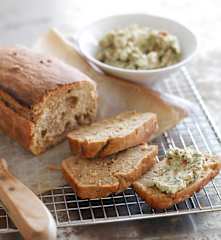 Pão de cerveja preta e patê de requeijão, manjericão e tomate seco