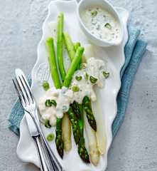 Ei-Sauce zu gekochtem Spargel