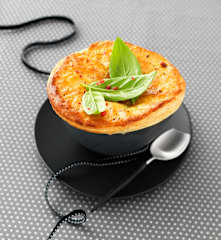 Soupe de camembert au blanc de poireau et basilic