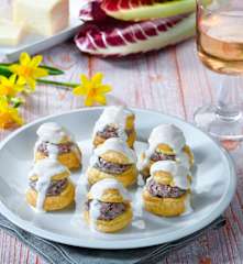 Bignè al radicchio con glassa al taleggio