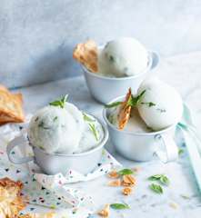 Sorbet citron-basilic et tuiles aux amandes