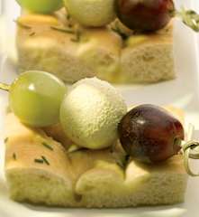 Spiedini di uva e ricotta con focaccia al rosmarino