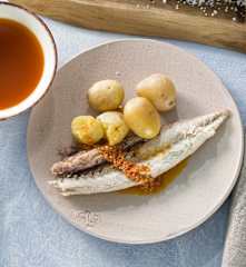 Caballa a la sal con patatas al vapor y mojo picón