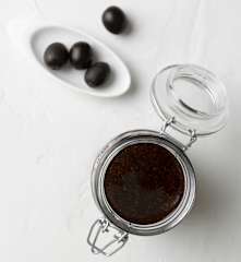 Aceite aromático con aceitunas negras
