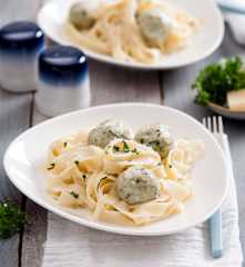 Makaron z rybnymi pulpecikami i sosem śmietanowym