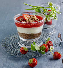 Mascarponecreme mit Amarettini und Erdbeersauce