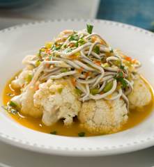 Coliflor al vapor con angulas de surimi en vinagreta de pimientos