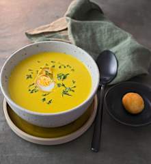 Winterliche Karottensuppe mit gebackenem Wachtelei