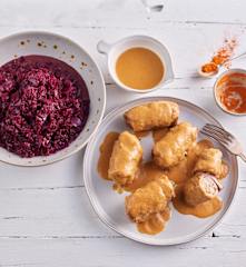 Rollitos de ternera rellenos de jamón y pepinillos con lombarda